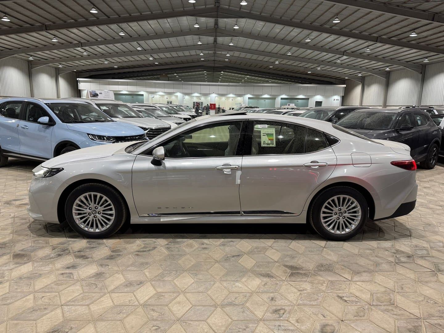 Toyota Camry LE 2025 thumbnail 2