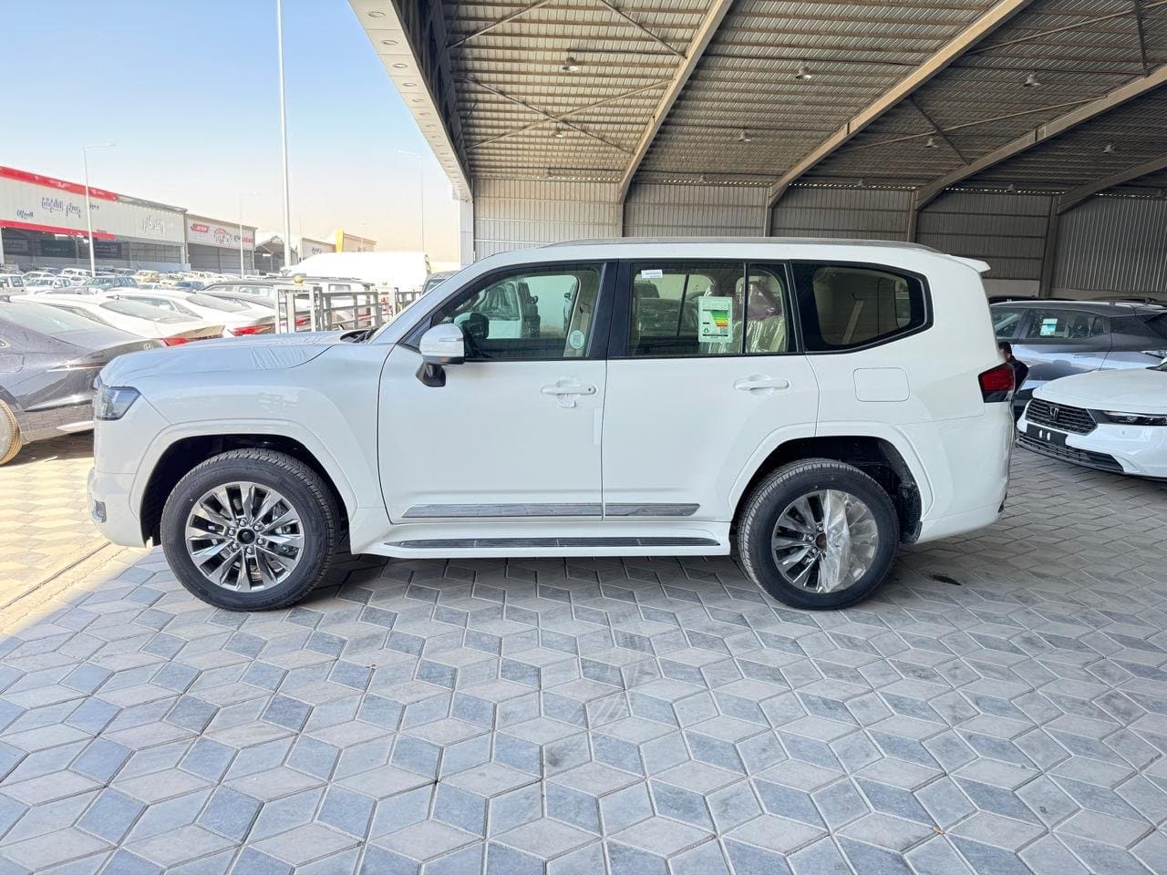 [object Object] تويوتا تويوتا لاندكروزر جي اكس ار3 2025 - صورة مصغرة 4