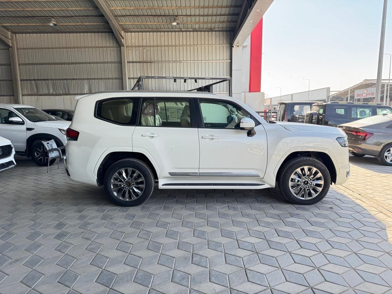 [object Object] تويوتا تويوتا لاندكروزر جي اكس ار3 2025 - صورة مصغرة 3